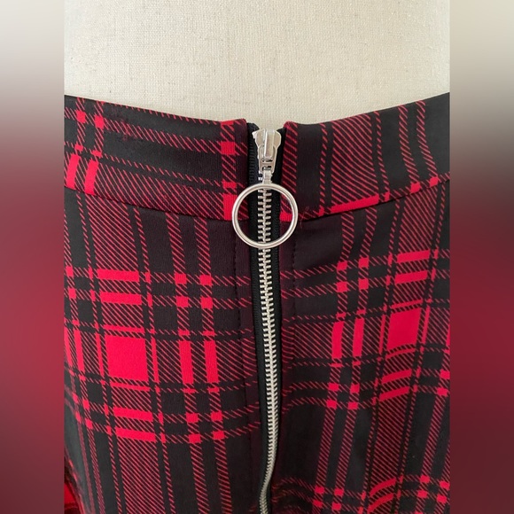 Hot Topic Red and black plaid O-ring skirt size L BNWT - Picture 3 of 7